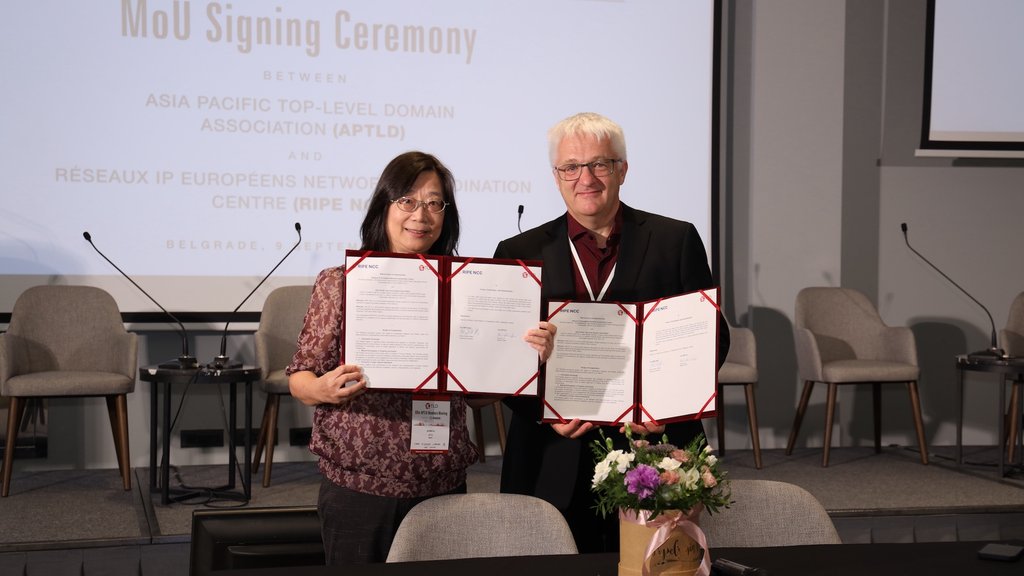Hans Petter Holen and Ai-chin Lu sign the MoU at APTLD 88 in Belgrade.