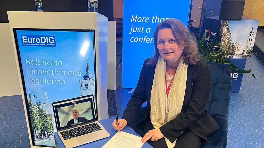 Sandra Hoferichter, Secretary General of EuroDIG signs the MoU.