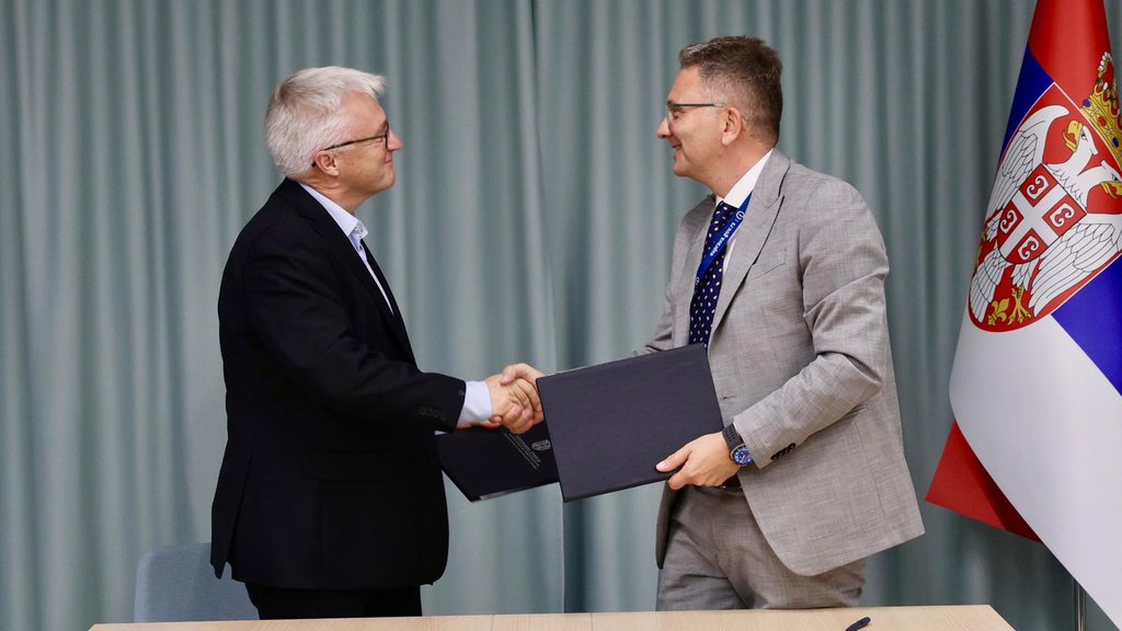 Hans Petter Holen and Dr. Mihailo Jovanović shake hands following the MoU signing.