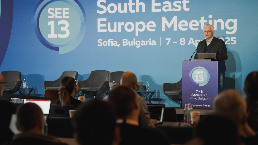 Hans Petter Holen giving a presentation