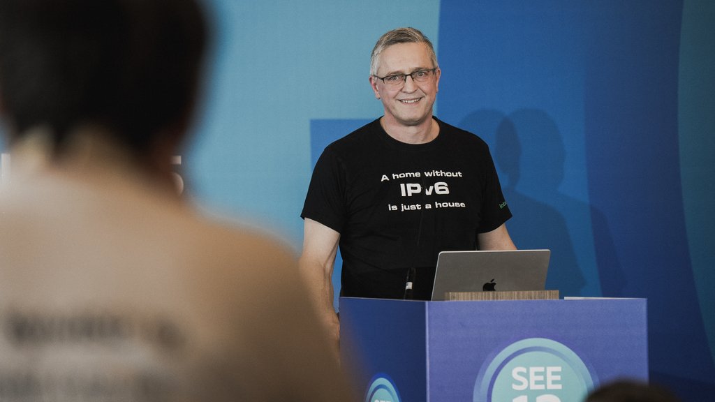 Ulrich Wisser giving a presentation