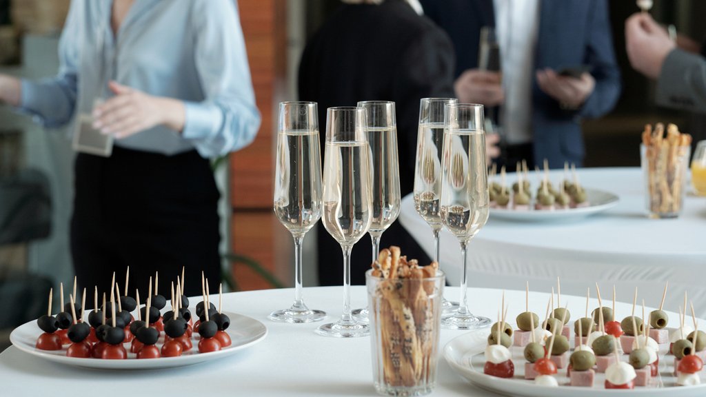 A welcome reception with cocktails and snacks.